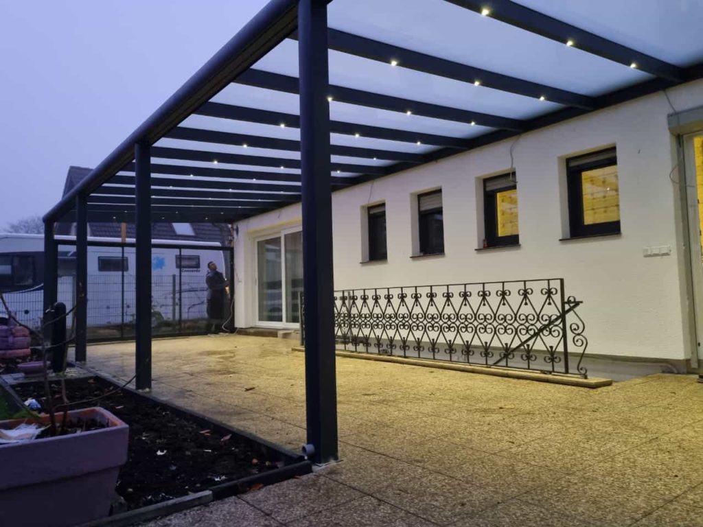 Terrassenüberdachung+ LED - Referenz aus Krefeld von ELITE-Fensterbau.de